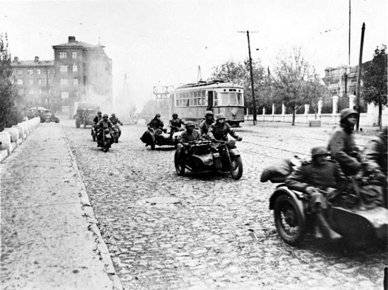 Осень 1941 года: немецкие мотоциклисты на «Соколе»