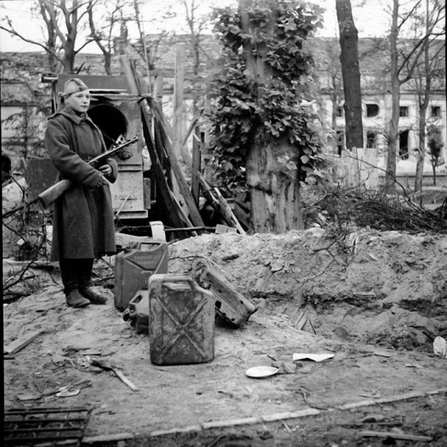 Солдат охраняет место обнаружения останков Гитлера