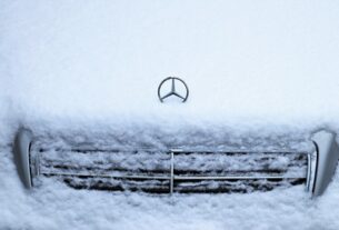 Как чистить машину от снега?
