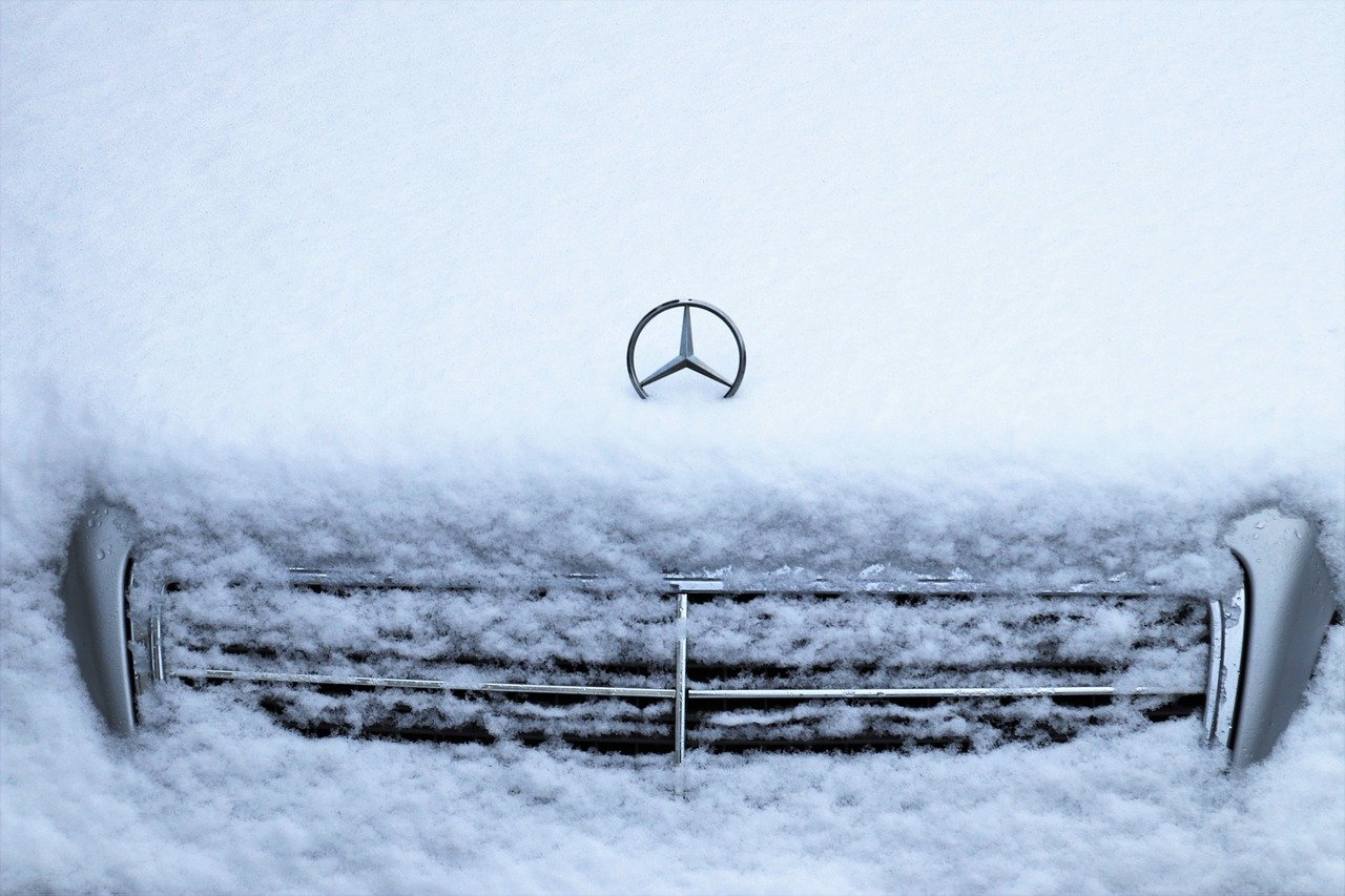 Как чистить машину от снега?