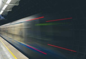 Почему поезда метро останавливаются в тоннеле?