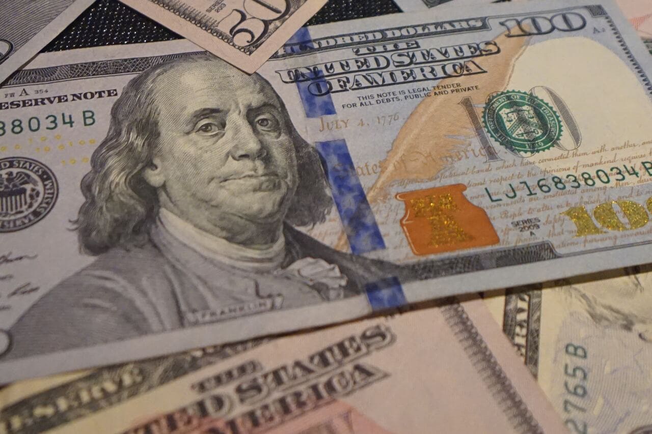 Курс доллара превысил отметку в 100 рублей впервые с марта 2022 года