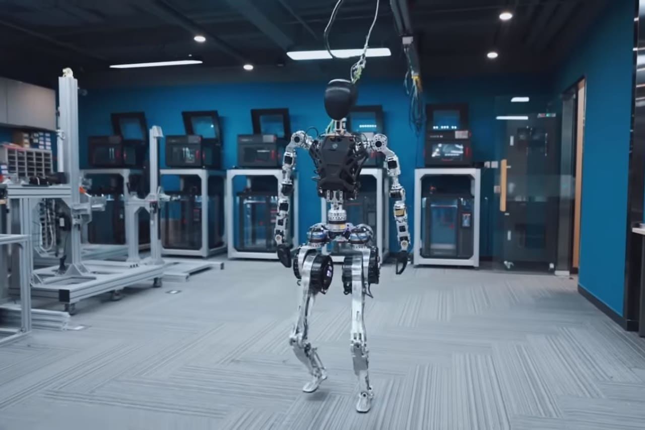 В Китае планируют начать массовое производство человекоподобных роботов